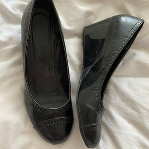 Black wedge dress shoes with detail - size 9.5